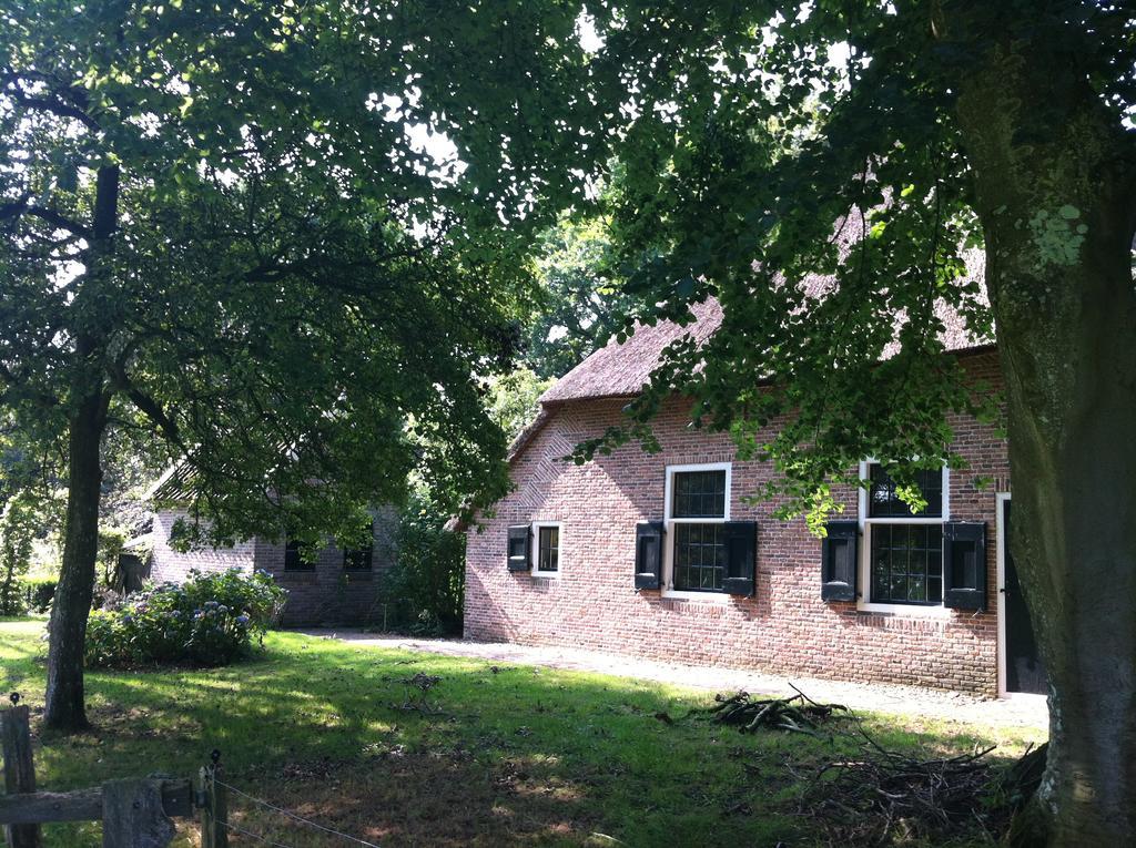Aan De Dwarsweg Hotel Uffelte Exterior photo